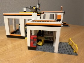 LEGO CITY: Garage (7642)  100% Complete w/Instructions | No Box