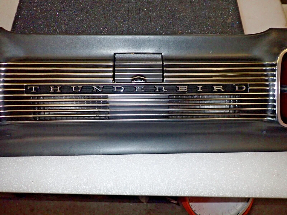 Nuevo de Lote Antiguo Ford Thunderbird 1969 Panel de Luz Trasera Completo Fabricante de Equipo Original ¡Bonito! Foto 4 de 4