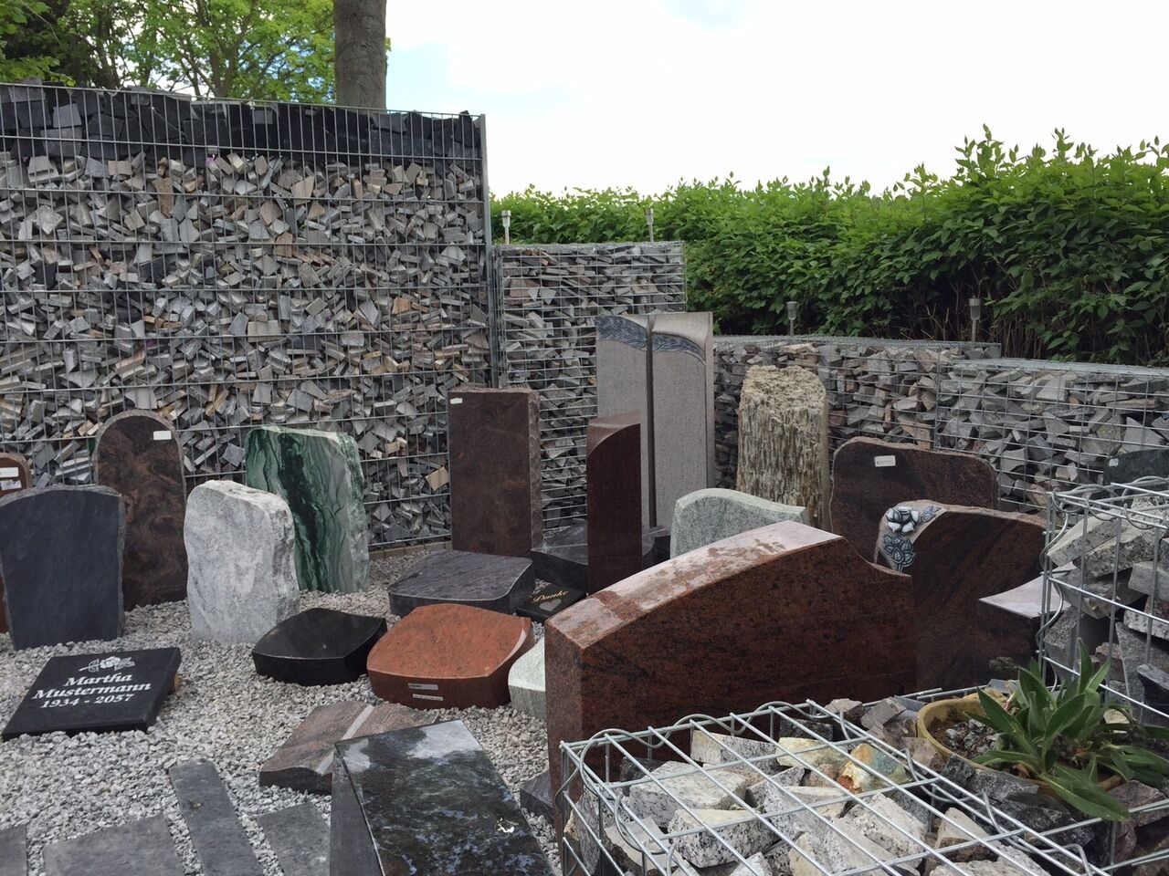 Stele Grabstein Grabmal Urnengrabstein Gedenkstein Naturstein Matt Rot Friedhof