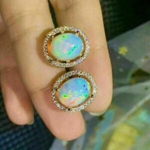 Aretes con halo de diamantes de ópalo de fuego de corte ovalado de 4 quilates de oro amarillo de 14 quilates Foto 2 de 4