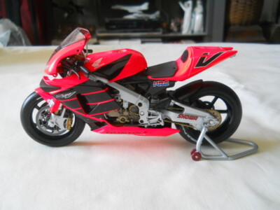 ミニカー MINICHAMPS Honda RC211V 1/12 s-l400.jpg