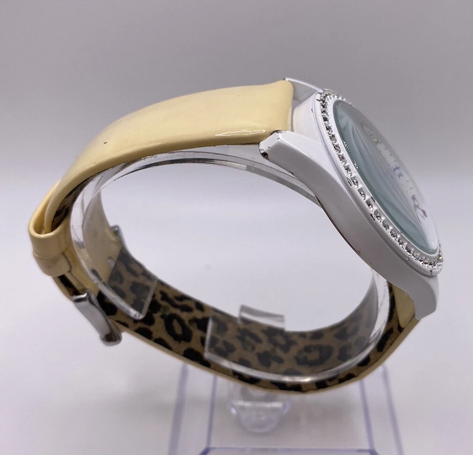 Reloj Betsy Johnson Damas Bisel Cristal Blanco Correa PVC Banda Nuevo Batt  Foto 4 de 4
