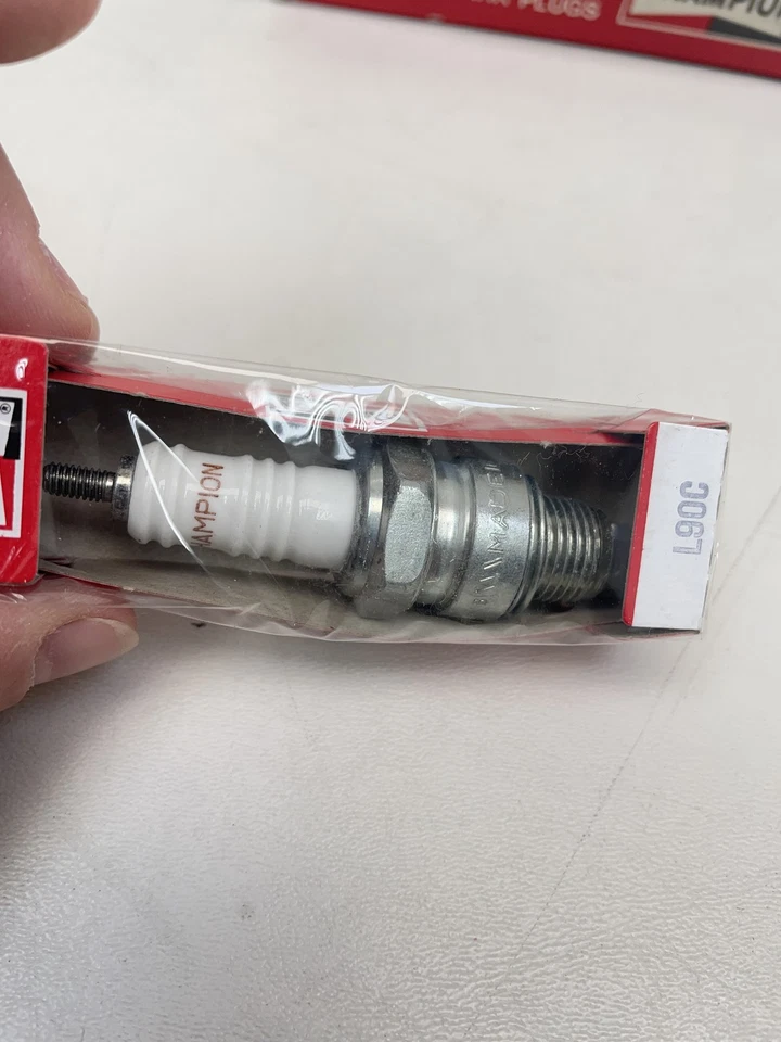 CHAMPION 896 / L90C COPPER PLUS SPARK PLUGS PACK OF 10 CAR/TRUCK - Image 3 of 4