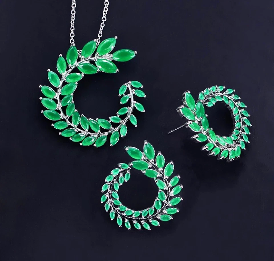 Juego de aretes collar enchapados en oro blanco de 18 quilates hechos con piedra verde cristal de Swarovski Foto 3 de 4