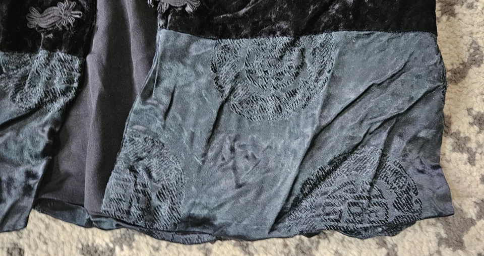 Chaqueta de cierre de rana de terciopelo aplastado negro vintage de los años 90 2000 Foto 2 de 4