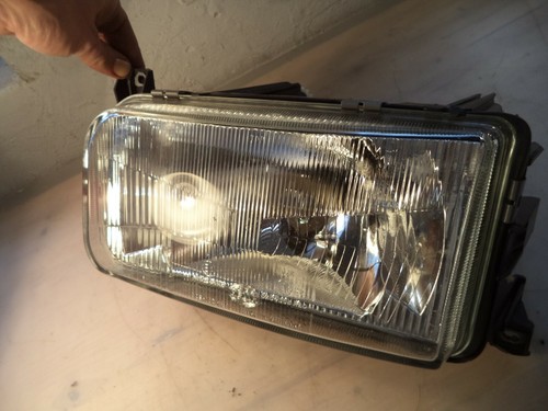 VW Passat 35i Scheinwerfer vorne links Hella 302-133467 133479-00 134728-00 8583