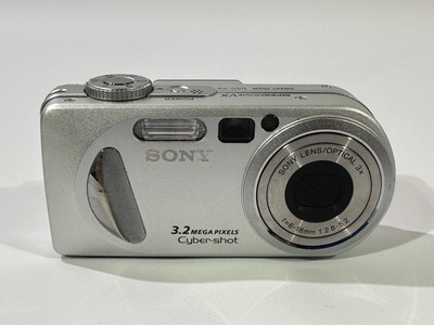 Sony Cybershot DSC-P8 /  3.2MP Silber Ungeprüft ohne Ladegerät Bastler HL1