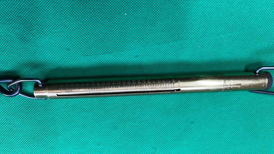 Vintage HOUSE of HARDY Brass Weigh Scales Weight to 44lbs or 22 KGS. Hand Grip. - Image 4 of 4