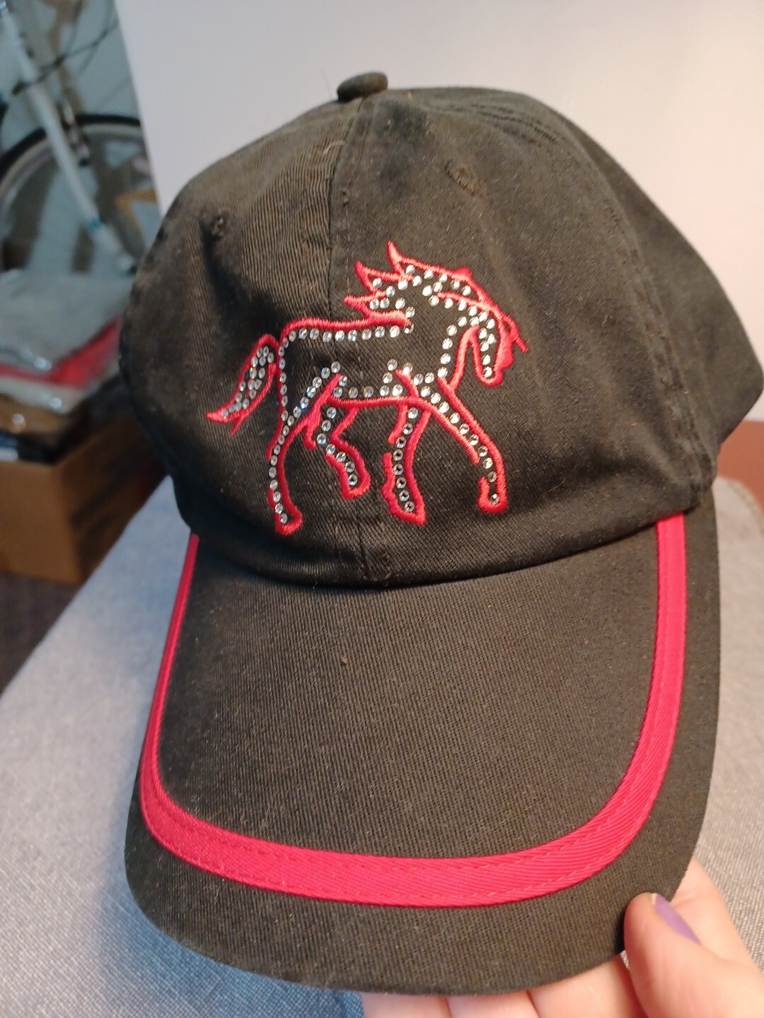 Cappellino Western Ball di Sulpher Springs Texas con strass pony e accenti rossi