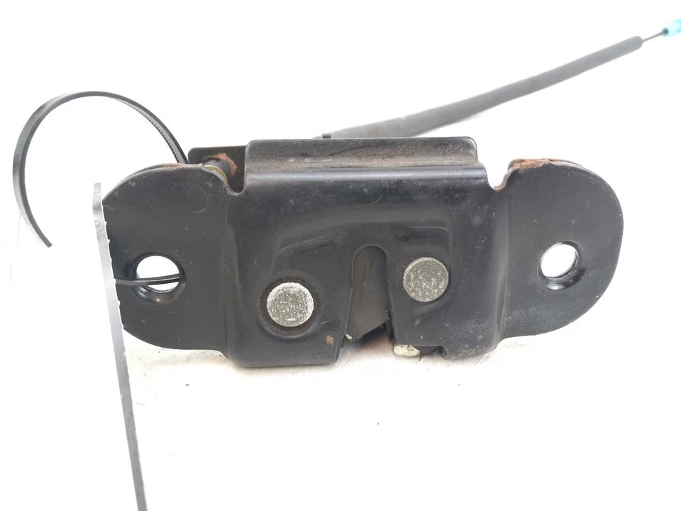 TAILGATE LATCH fits GMC YUKON 2001- 2005 - Image 2 of 4