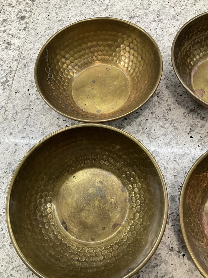НАБОР ИЗ ШЕСТИ ВИНТАЖНЫХ КОВАННЫХ ЛАТУННЫХ ЧАШ ТИБЕТСКИЕ ПОЮЩИЕ ЧАШИ - Изображение 2 из 4