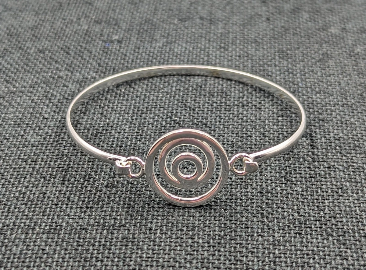Hook shop closure bracelet