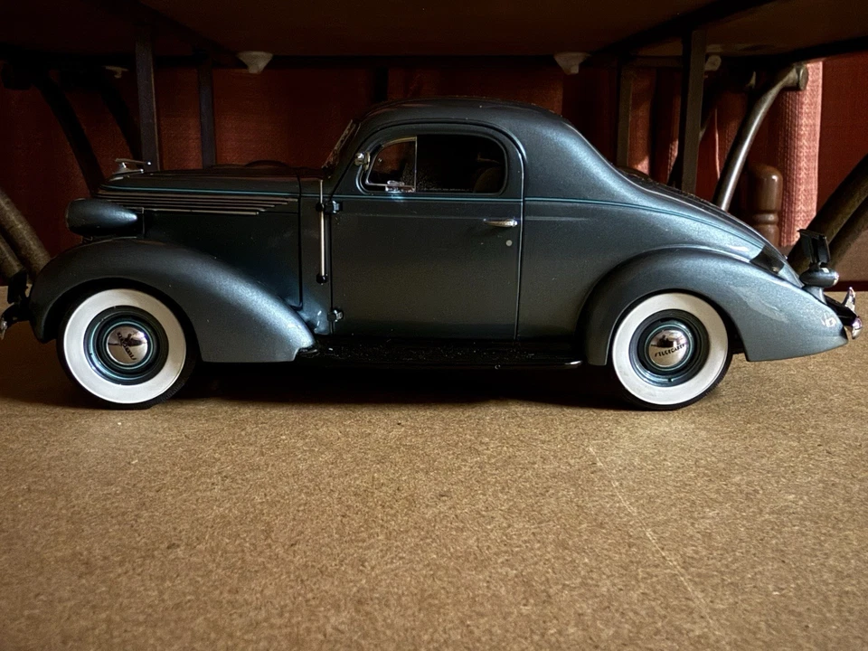 Danbury Mint 1:24 1937 Studebaker Dictator Coupe Diecast Model Car Bermuda Blue - Image 3 of 4