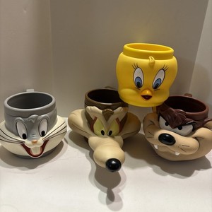 Looney Tunes 8 Oz. Plastic Mugs From 1992 Bugs, Taz, Wile E , and Tweety