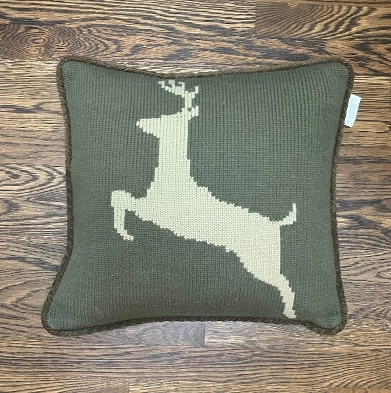 Almohada Huntsman Fawn 18" estampado de ciervos detalles de alta gama Foto 2 de 4