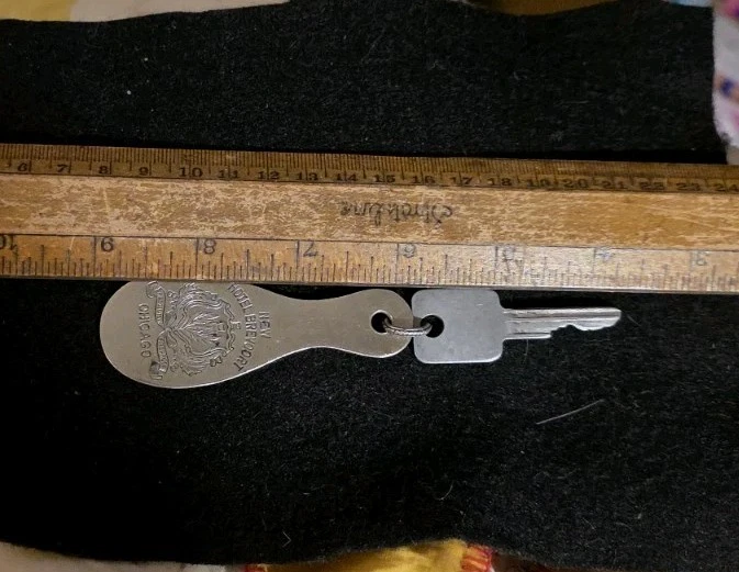 Llavero y llave de habitación de plata rara antigua LaSalle Hotel Chicago Foto 3 de 4