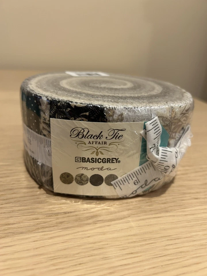 Moda Black Tie Affair Basic Gris Jelly Roll 40 2 1/2" Tiras de Tela  Foto 2 de 4