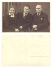 126727 - Coppia di anziani con figlio adulto - foto non datata