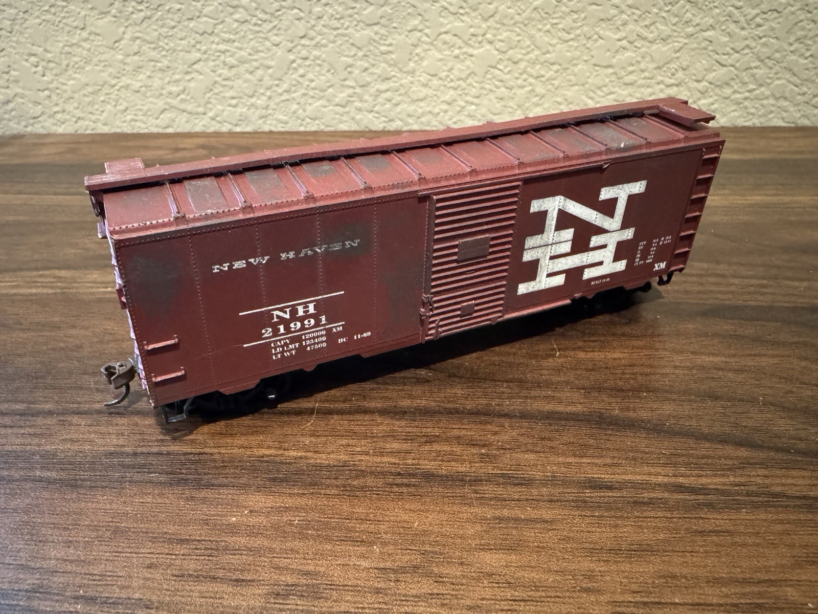 Roundhouse HO Scale New Haven (NH) 40’ Box Car - Partially Weathered