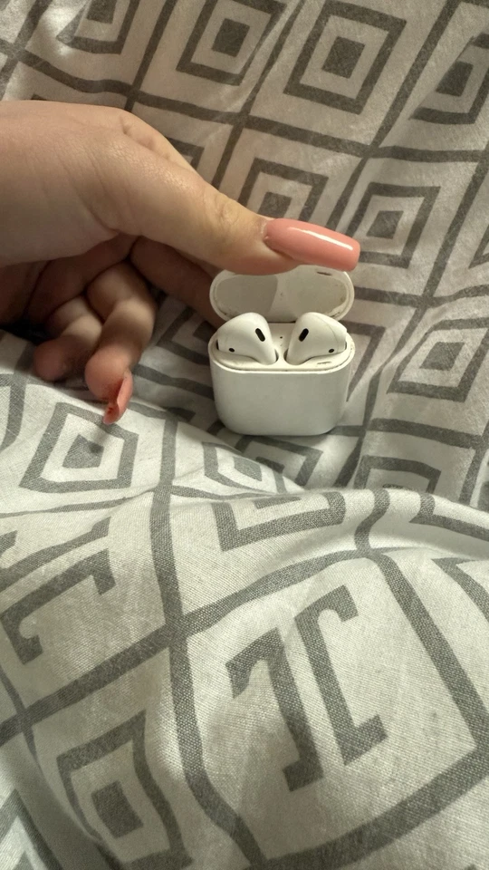 Apple AirPods with Charging Case BluetoothIn-Ear-Kopfhörer - AKZEPTABEL, Foto 2 von 5