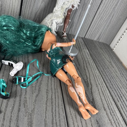 Rainbow High Jewel Richie smaragdgrüne Modepuppe mit Vitiligo plus 1 mehr - Bild 10 von 11