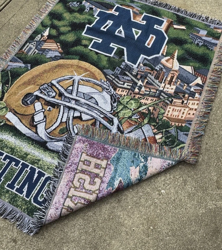 Manta tapiz de fútbol americano vintage NCAA Notre Dame ND de 45" x 55" casco años 90 Foto 3 de 3