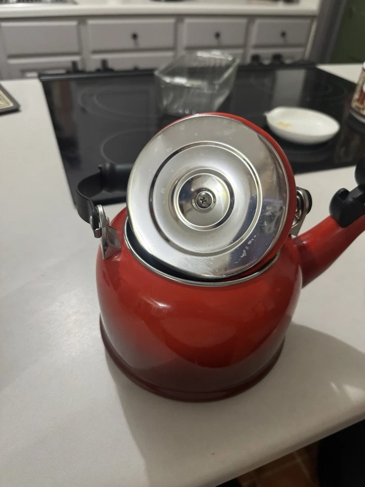 Tetera Le Creuset tradicional roja OMBRÉ silbante 1 litro/1,25 cuartos de galón EE. UU. Foto 4 de 4