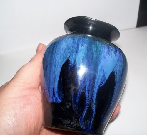 VINTAGE BLUE MOUNTAIN POTTERY EARLY SMALL VASE SPECIAL CANADIAN PIECE see photos - Picture 6 of 12