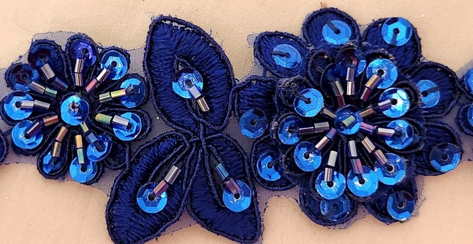 Lantejoulas e miçangas florais azul royal TRIM em uma base de malha. Vintage - Imagem 3 de 4