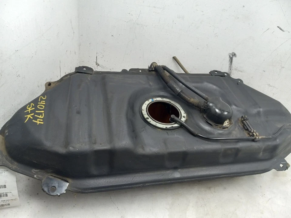 04-05 SCION XB 1.5L FWD AT GAS FUEL TANK  - Image 3 of 4