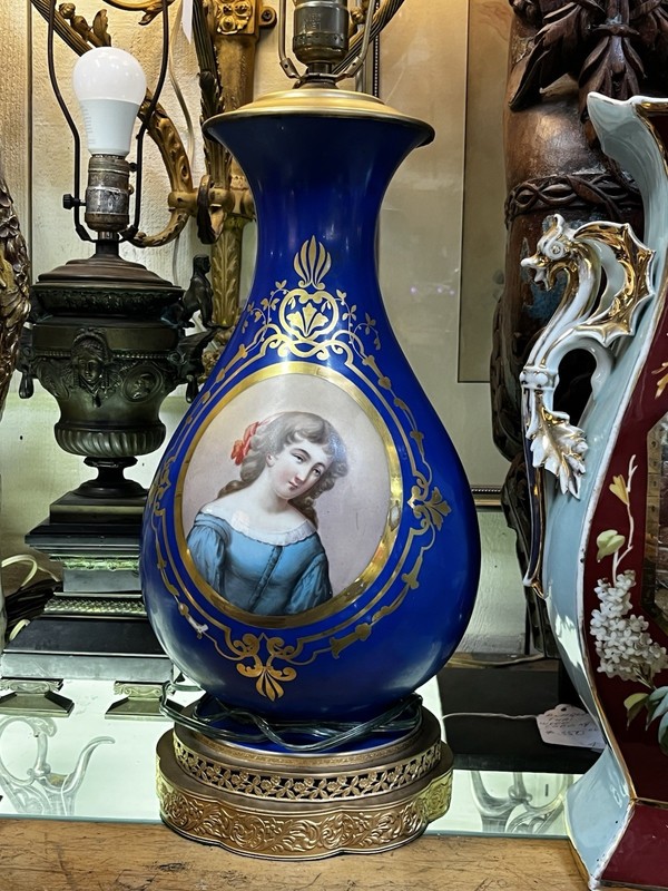 LARGE ANTIQUE HAND PAINTED PORCELAIN VASE/LAMP