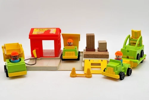 Vintage Fisher Price Lift Load Lumber Yard 944 Little People Trucks Workers