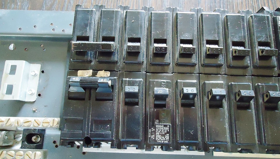CIRCUIT BREAKER PANEL W/17 BREAKERS: 40A, 2 30A, 10 20A & 4 15A. KD25, H413, - Image 2 of 4