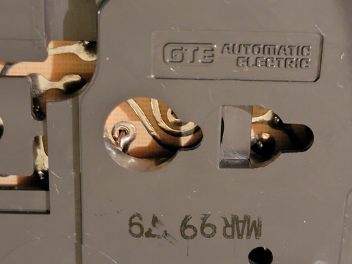 1970er Jahre braun Monophon und weiß GTE Telefone zwei. Gereinigt. - Bild 14 von 24