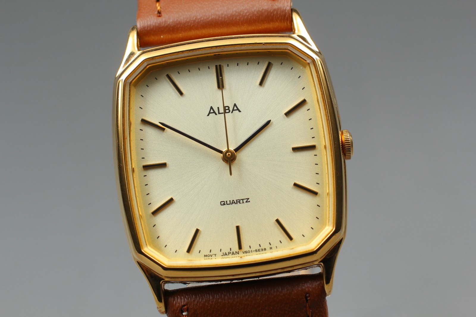 Dial Gold Mens [MINT] JAPAN ALBA Tank 1991 Vintage Watch V501-5C30 - vintagewatches.pk