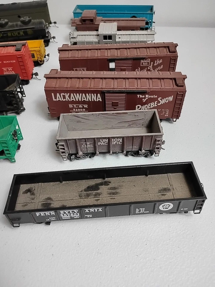 HO Scale Freight + Cargo Cars Lackawanna,  New Haven, Blue Rock - 14 pcs - Image 3 of 4