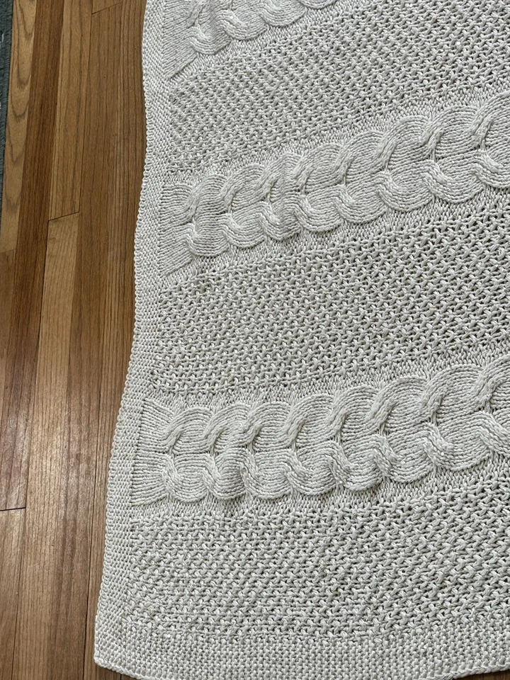 Pier 1 进口亮片钩针毯霜 53 英寸 X 47 英寸柔软可爱二手状况完好 — 第 3/4 张图片