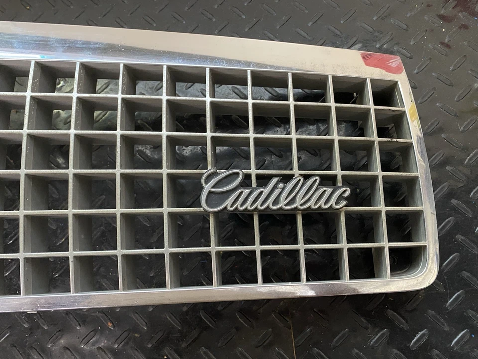 OEM 1989-1991 Cadillac Deville Fleetwood Grille Grill 25531908 - Image 3 of 4