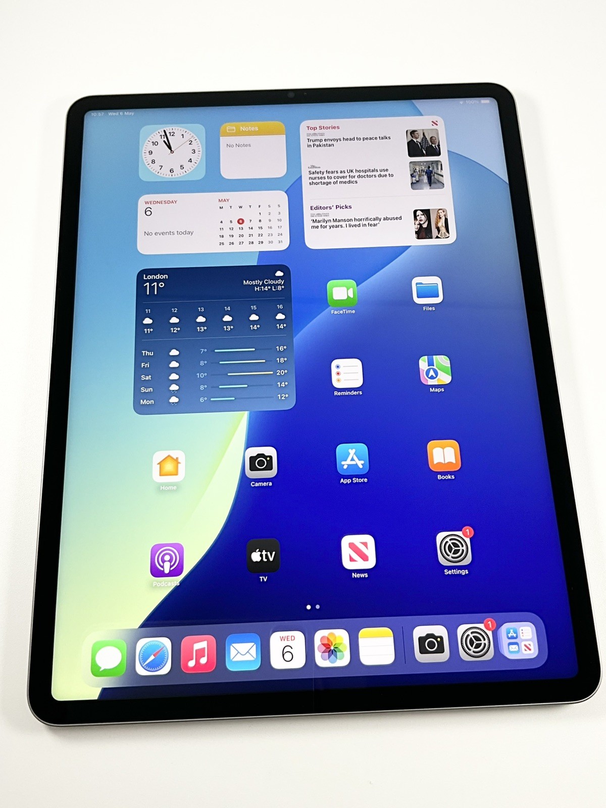 Apple iPad Pro 6th Gen. 128GB, Wi-Fi, 12.9in - Space Grey - Very Good Condition!