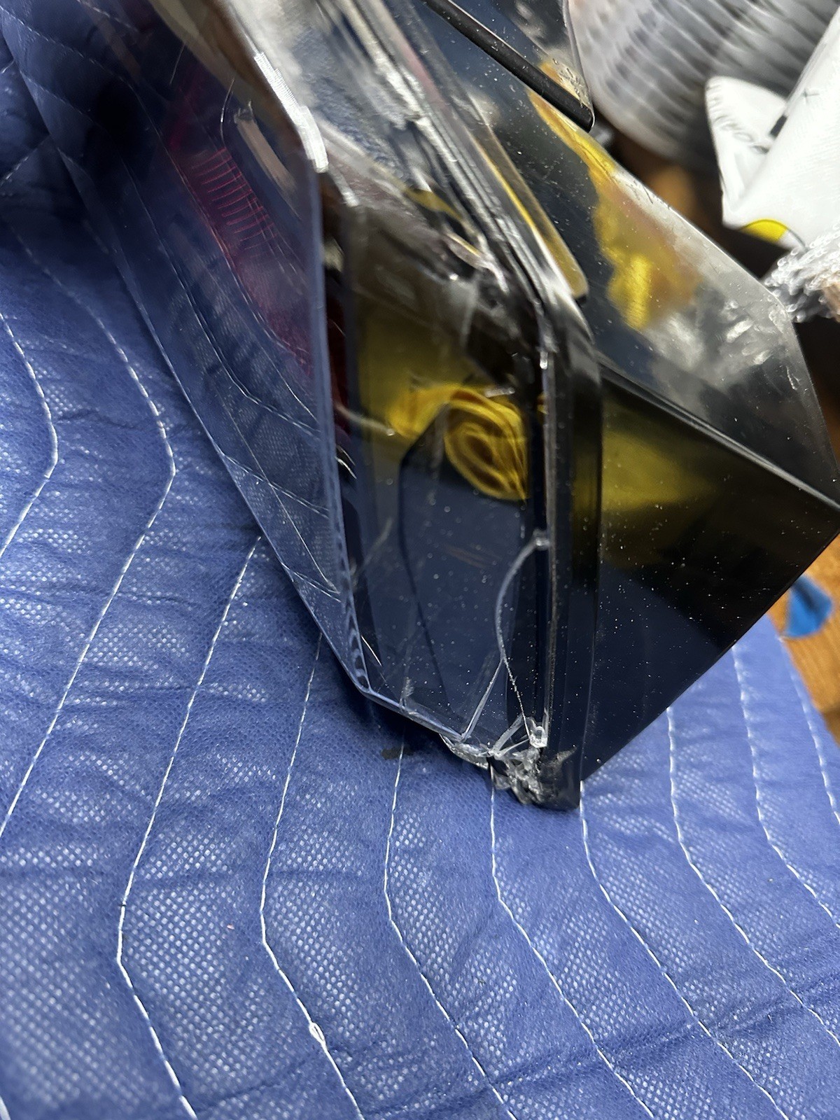 Lamborghini Aventador Tail Light Passenger Side ( 470945096J ) ( Broken Lens )