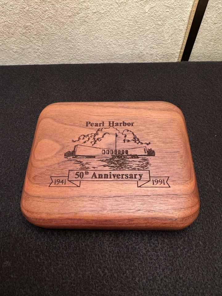 Juego de cuchillos y monedas conmemorativas Pearl Harbor Gerber 50 aniversario estuche de nogal Foto 2 de 4