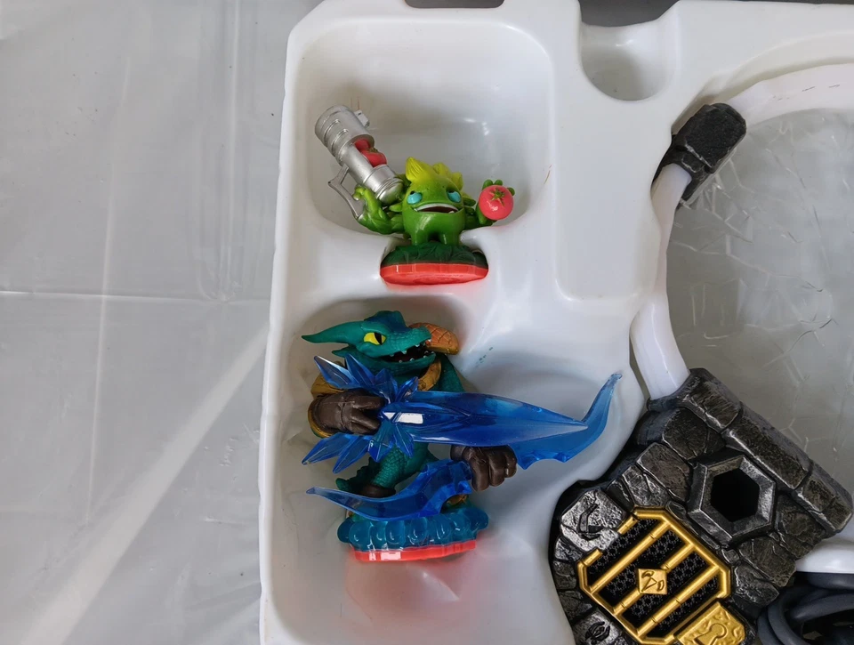 Skylanders Trap Team Starter Pack para Xbox One Traptanium Portal con figuras adicionales Foto 4 de 4