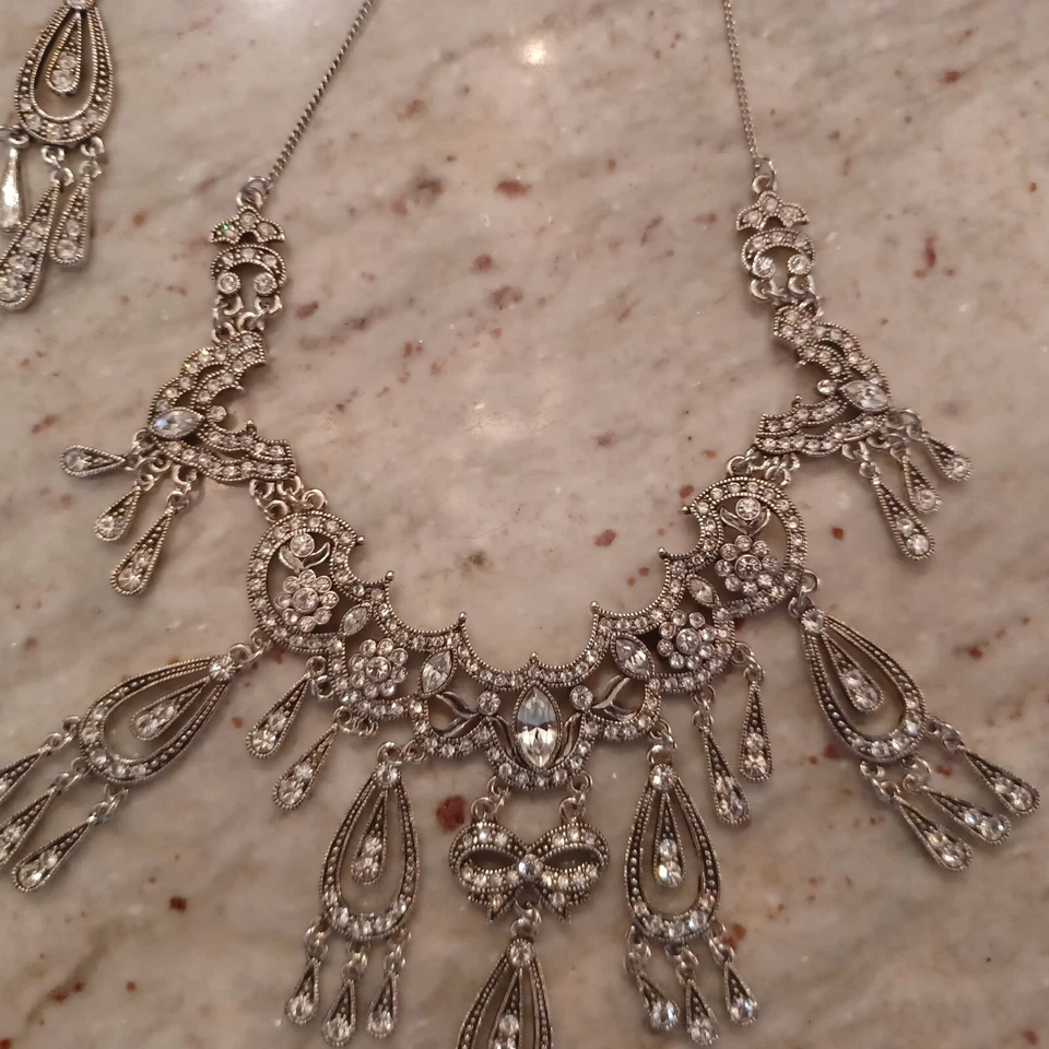 Pendientes y collar perforados de diamantes de imitación de cristal Art Deco "Joan Rivers" retirados Foto 4 de 4