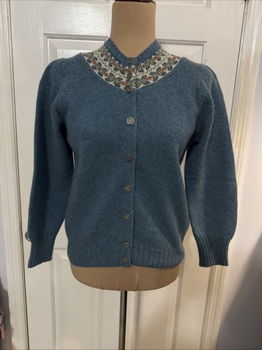 VTG JC Pennys 100% Wool Blue Cardigan Button Down Sweater Floral Neckline Small - Afbeelding 2 van 12