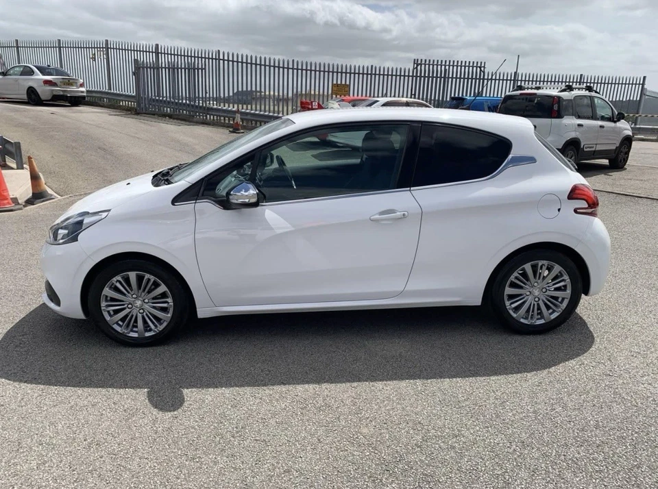 2016 Peugeot 208 Allure, 1.2 Petrol, Manual, 30,000 Miles - Image 4 of 4