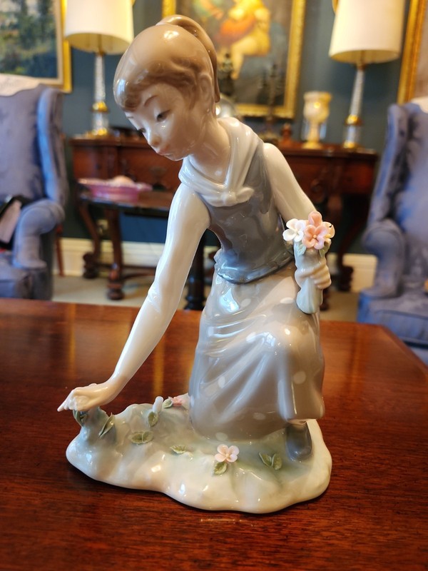 Retired Lladro Girl With Flowers Figurine 1172G 8¼in hand painted porcelain