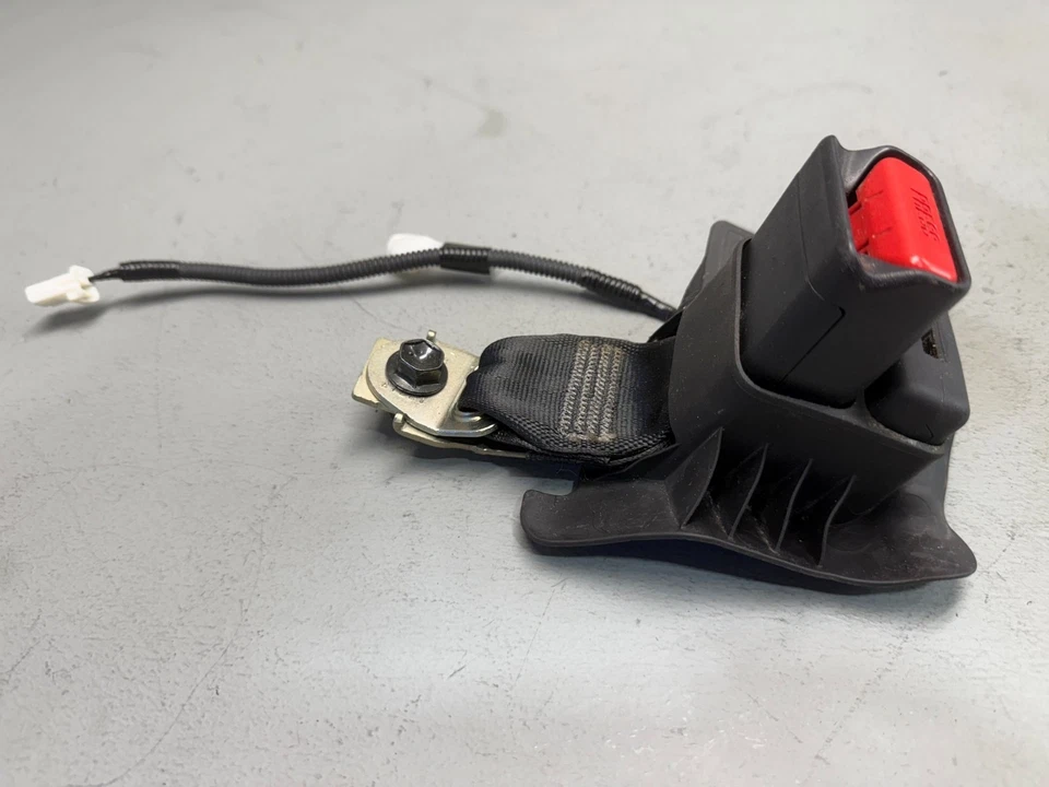 REAR RIGHT PASSENGER SIDE SEATBELT SEAT BELT BUCKLE 2018 TOYOTA CAMRY OEM - Image 4 of 4