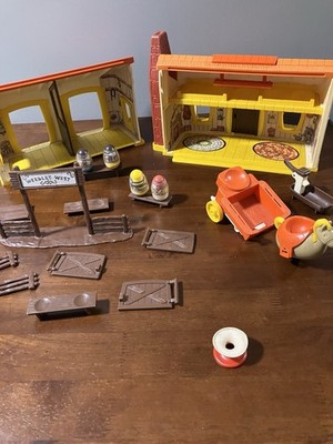 Vintage 1974 Weebles West Cowboy Ranch Wild Western Playset Hasbro w/ 4 Weebles