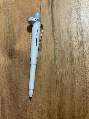Eppendorf Reference 2 Hellblau Pipettenform Sammlerstück