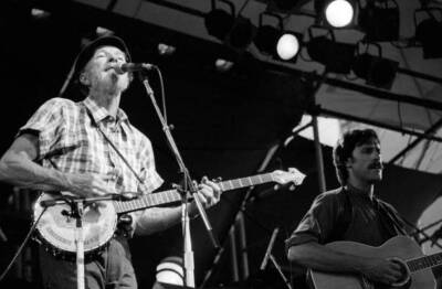 Pete Seeger and Tom Chapin at a tribute concert to Harry Chapin, - Old Photo 1